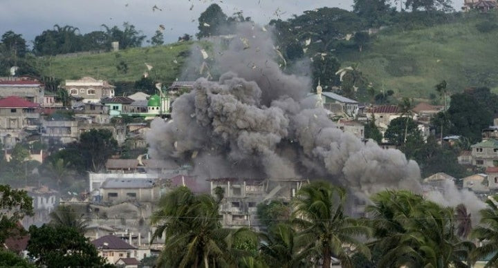 Φιλιππίνες: Πυροβολικό και αεροπορία σφυροκοπούν τους τζιχαντιστές στο Μαράουι (βίντεο)